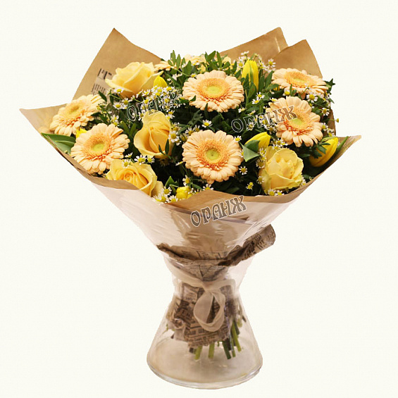 Букет из гербер, роз и матрикарии — фото 1