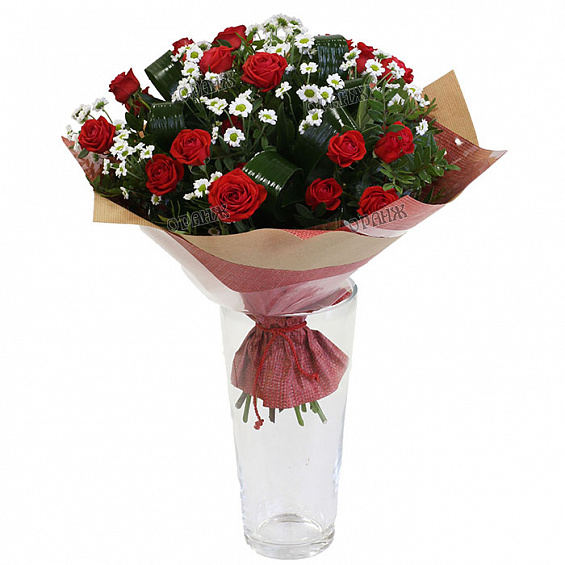 Букет из кустовых роз и хризантемы Сантини — фото 1