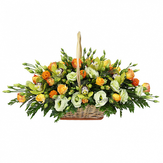 Корзина малая из мини орхидей, лизиантуса и кустовых роз — фото 1