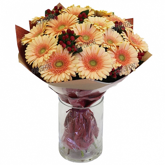 Букет из гербер и хиперикума — фото 1