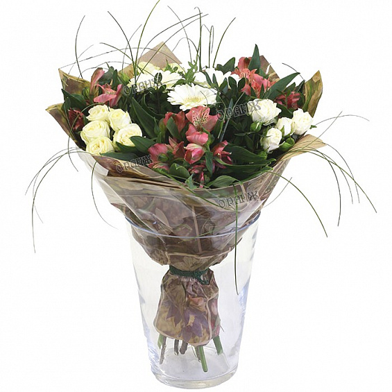 Букет из мини гербер, кустовых роз и альстромерии — фото 1